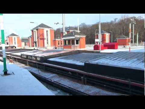 Binnenschiff Labe2 aus Děčín fährt aus der Hindenburg Schleuse raus.