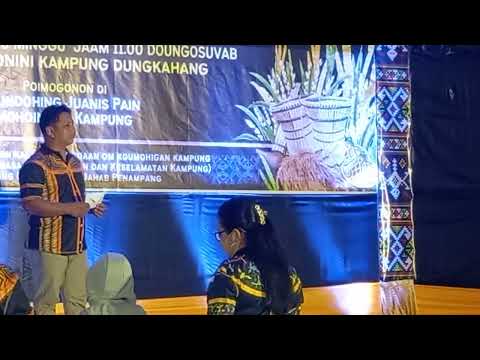 Penyampaian cenderahati kepada Juri  Kaamatan : Norbert Servarios, Stephanie Jipolin, Hadi Arifin.