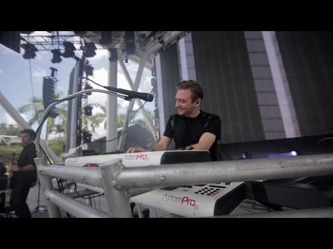 DJ Fresh VS Diplo ft. Dominique Young Unique - Earthquake [Live at UMF]