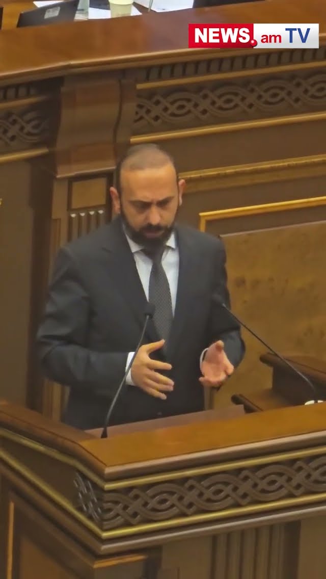 Փաշինյանի դժգոհությունից հետո Միրզոյանը մինչև հարցին պատասխանելը կարճ խորհրդակցեց նրա հետ
