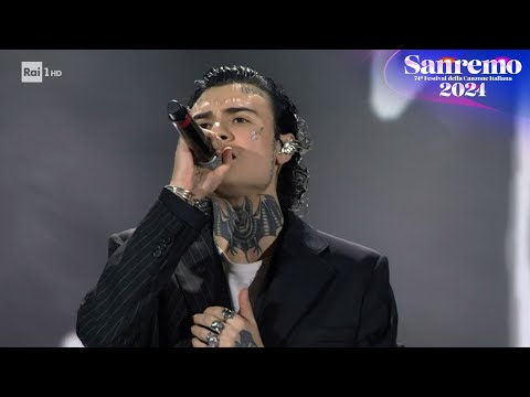 Sanremo 2024 - Rosa Chemical canta "Made in Italy" dalla piazza di Sanremo