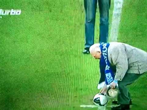 Stanisław Atlasiński (najstarszy piłkarz Lecha) rozpocyna mecz Pucharu Polski Lech - Wisła