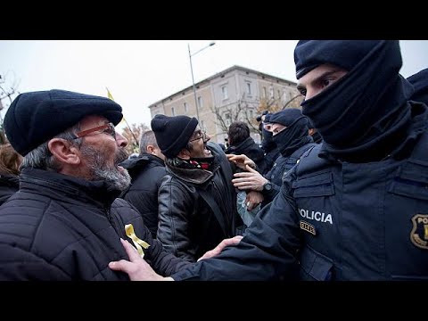 Los técnicos de Aragón entran en el MNAC para analizar las pinturas de Sijena en medio de protestas de independentistas