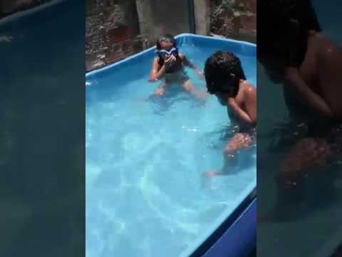 Meus filhos tomando banho de piscina ▶