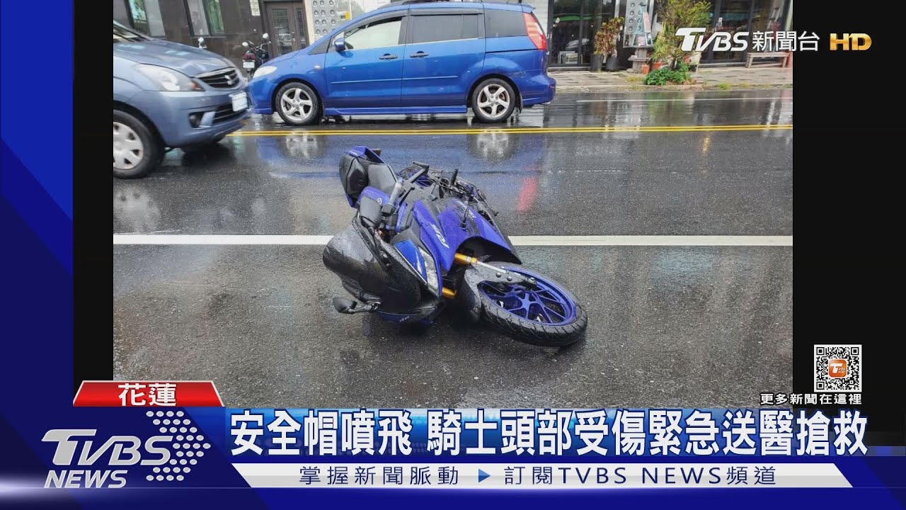 驚險！天雨路滑　騎士急煞打滑進貨車底