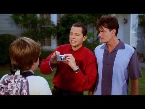Dva a pol chlapa - Charlie a Alan pripravujú Jakea na strednú školu