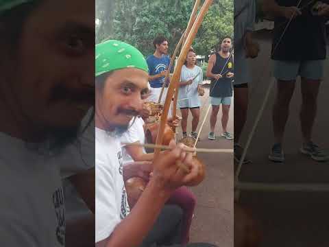 Capoeira en Plaza Zabala de Montevideo los berimbau de Ciudad Vieja