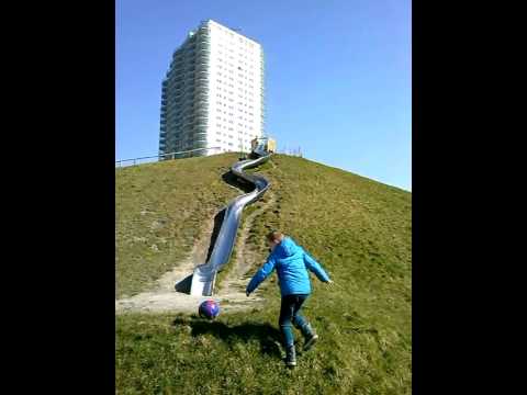 Bram en Thijs op de glijbaan