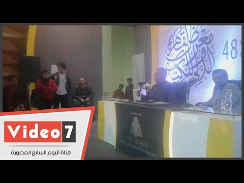 محمود حميدة يلقى قصيدة "رقصة الكلب" بمعرض الكتاب