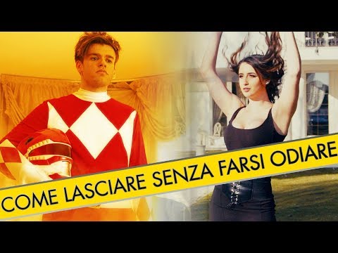 Lentiggini a capelli scuri I posti di pigmentary su un collo passano