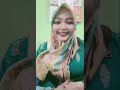 Live Bu Guru Asyik Ngobrol Gak Sadar Kancing Bajunya Hampir Terbuka