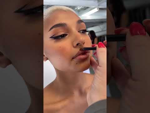 Make a bold statement with your eyes using the iconic 77 AMC Eyeliner Gel! 🔥