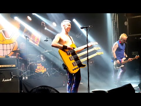 TOY DOLLS -  Dig That Groove Baby Live Madrid 16 1 2020