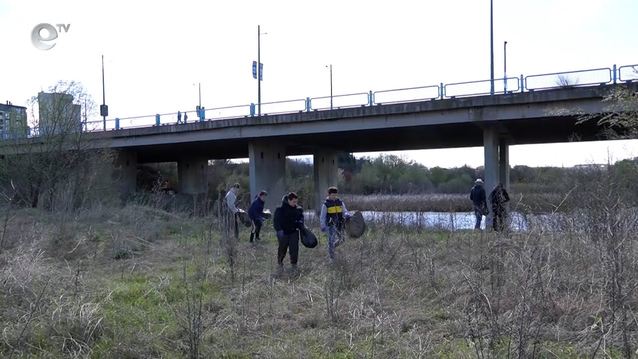 Ученици и природолюбители почистиха местообитанието на чаплите в Кърджали