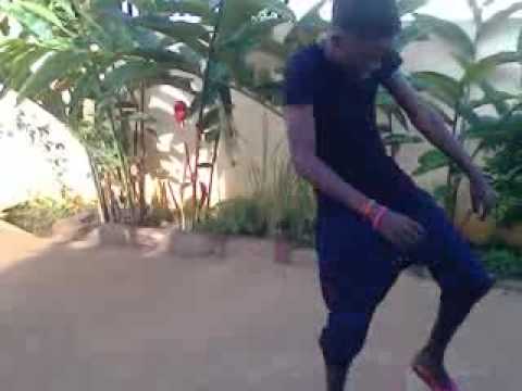 Wellsam B. aprendendo a dançar Kwankwaram