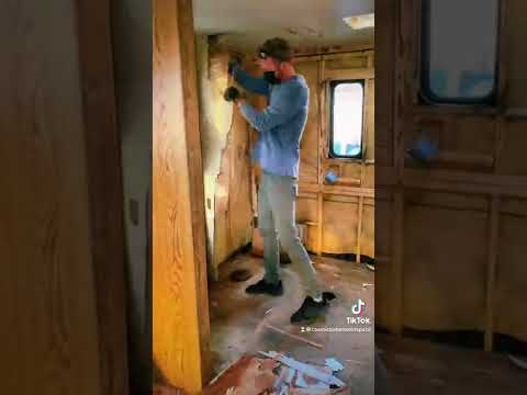 Чотири листи фанери або Два вбивства у барі