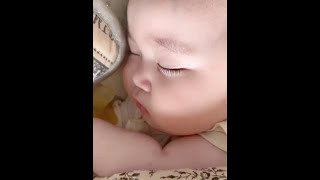 Download lagu The baby who sleeps peacefully next to her mother. mp3