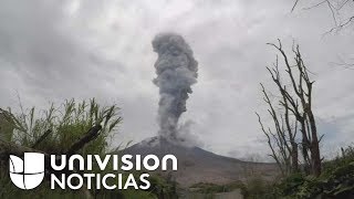 El momento en el que hace erupción un volcán en Indonesia