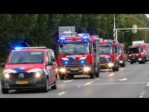 Peloton Brandweer Zaanstreek Waterland met Spoed naar een Grote brand aan de Tawlerkade In IJmuiden