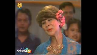 Kadr z teledysku Indonesië, ik hou van jou tekst piosenki Anneke Grönloh