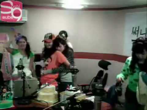 SNSD YulSic 율싴 Royal Moment #04 - Epic Back Hug (Chunji Radio)
