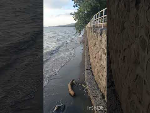 Caminando por la costa de la ciudad de Granada Nicaragua. 