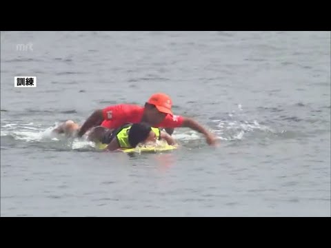 Treinamento de resgate aquático na praia de Aoshima, na cidade de Miyazaki, antes da abertura do mar