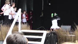 preview picture of video 'Lars en breakdance op het Heksenfestijn Oudewater 2012'