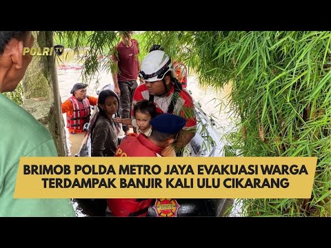 BRIMOB POLDA METRO JAYA EVAKUASI WARGA TERDAMPAK BANJIR KALI ULU CIKARANG