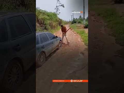 Wenceslau Guimarães: Carro atola e transporte escolar enfrenta dificuldades em ladeira após chuva se