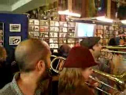 Marsh dondurma-Shalosh Neshikot