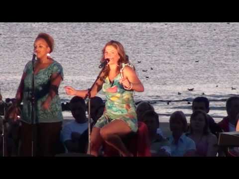 sunset concert@q beach-house 4-8-09 Natalia zingt 'Freedom' en 'Gone To Stay'