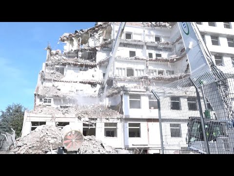 Prato, la maxi pinza demolisce l'ex ospedale, al suo posto un parco