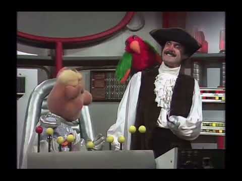 The Muppet Show - 223: John Cleese - Pigs In Space: Long John Silverstein (1978) (Part 1)