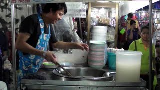 preview picture of video 'Bangkok Street Food by Night. Restaurant on a Street Corner. Thailand'