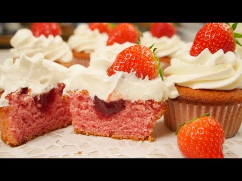 Gefüllte Erdbeer Cupcakes | Strawberry Cupcakes | Erdbeer Sahne Törtchen