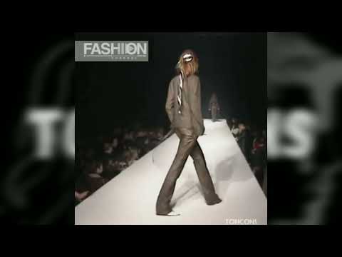 Daniela Lopes e Carolina Bittencourt desfilando para Dirk Bikkembergs 2003 em Paris