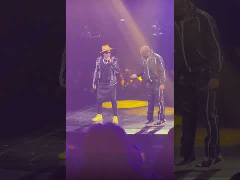 Stokley singing ‘Breaking My Heart: Pretty Brown Eyes’with Usher in Las Vegas on 10/14/2022
