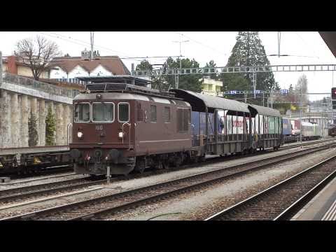 BLS Re 4/4 "166 Aeschi" fährt ab von Spiez mit 2 Autoverladwagen [31.03.11]
