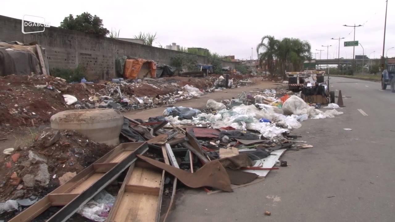 Avenida Lauro Gomes ainda apresenta problemas de descarte; veja vídeo