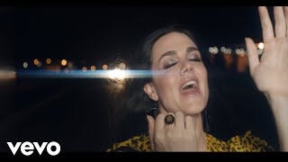 Musik-Video-Miniaturansicht zu Heavy Lies The Head Songtext von Vanessa Amorosi