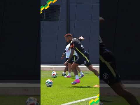 O MOMENTO QUE TODOS ESPERAVAM! 🤩 Neymar está de volta aos treinamentos com bola da Seleção #shorts