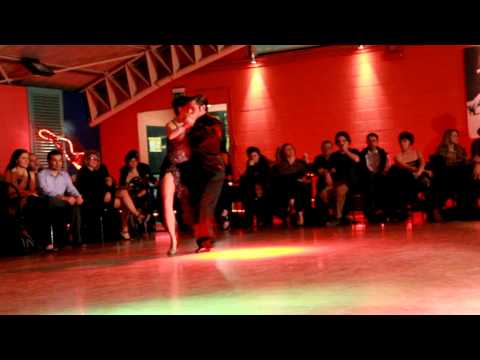  Yanina Quiñones  and  Neri Piliu  are  dancing  to  the  tango  "  Amarras  "