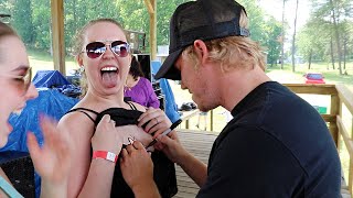 SIGNING CHICKS B00BS!!!