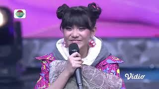 Download lagu Surprise! Sridevi Banjir Hadiah dari Penggemar & Orang Tua!! dapat Bantal Kesayangan | D'Academy 5 mp3