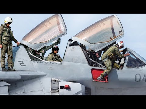 US-Piloten besteigen einzigartigen EA-6B Prowler für Mission zur elektronischen Kriegsführung