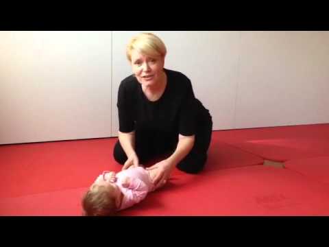 9. Das Drehen des Säuglings von Rücken-in Bauchlage und wieder zurück