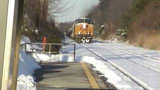 preview picture of video 'Snowy CSX Train Comes to a Stop @Jessup'