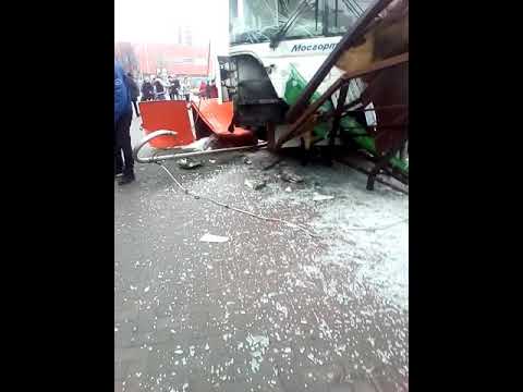 Автобус врезался в остановку в Москве