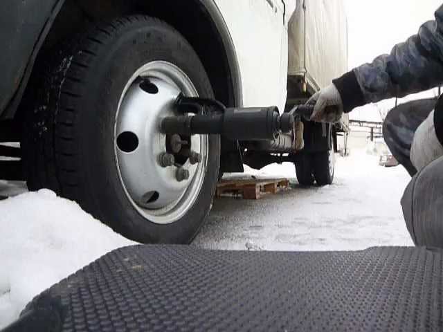 Откручиваются гайки на колесах камаз - 92 фото